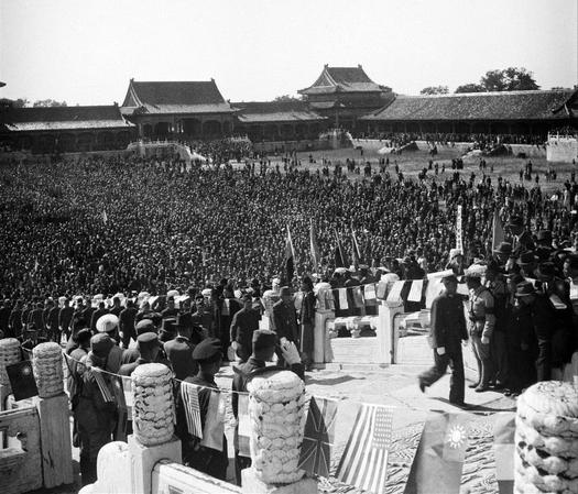 1945年10月10日，北平。中國戰(zhàn)區(qū)華北日本投降儀式在故宮太和殿舉行。日軍華北方面司令官根本博中將、中國受降主官孫連仲上將，分別簽字。當(dāng)日軍獻(xiàn)刀時(shí)，群眾山呼“中國萬歲！”簽字儀式結(jié)束后，使用之桌椅文具均移送歷史博物館收藏。
