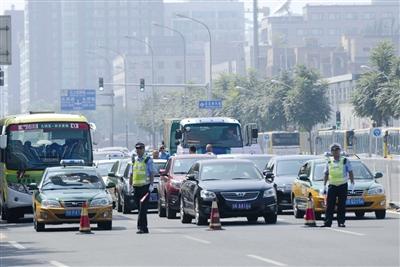 北京直升機降路口將心?；颊咚屯t(yī)院(組圖)