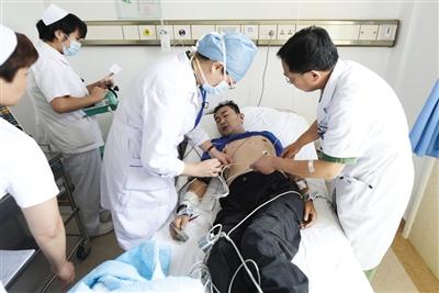 北京直升機降路口將心?；颊咚屯t(yī)院(組圖)