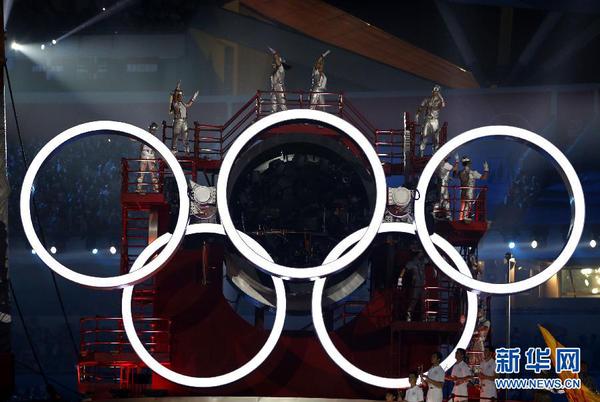 圖為開幕式上的奧運五環。