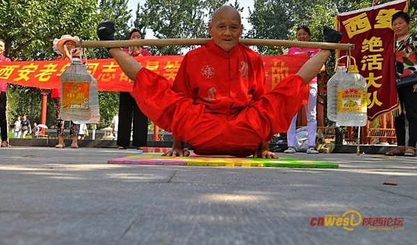 　70歲練“二指禪” 78歲一身功夫雁塔南廣場(chǎng)引圍觀（我愛藍(lán)天 攝影）