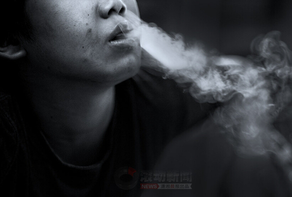 03回憶起自己的經(jīng)歷，小超說：“人哪！會走哪條路，要看被帶到哪個方向。”他吐煙的神態(tài)老練成熟，完全不屬于12歲的少年。