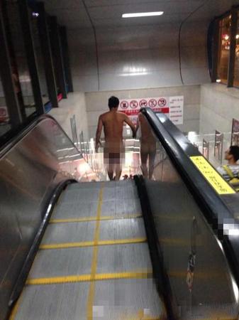 全裸男子跑進(jìn)地鐵站臺(tái)。