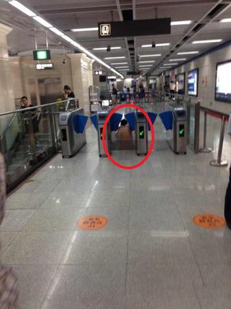 全裸男子爬過閘機(jī)。