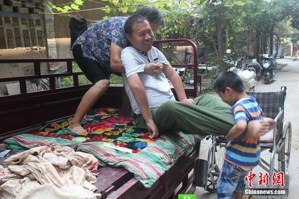 母親呂愛梅每天都要將兩個(gè)兒子、演唱道具搬上車，一天兩趟，風(fēng)雨無阻。馬義恒 攝