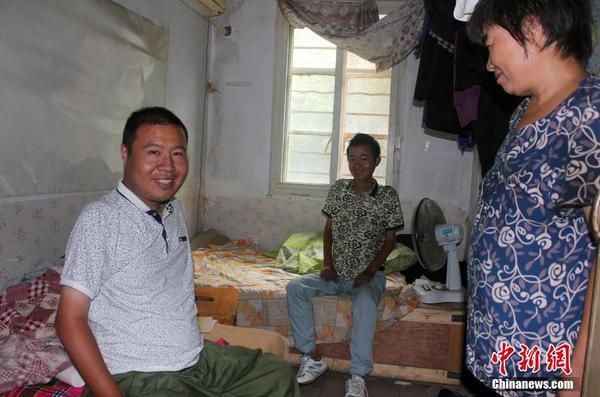 母親呂愛梅為兄弟二人整理完畢，又要一起出去唱歌，母子三人都樂了，他們認為最幸福的莫過于一家人相濡以沫。馬義恒 攝