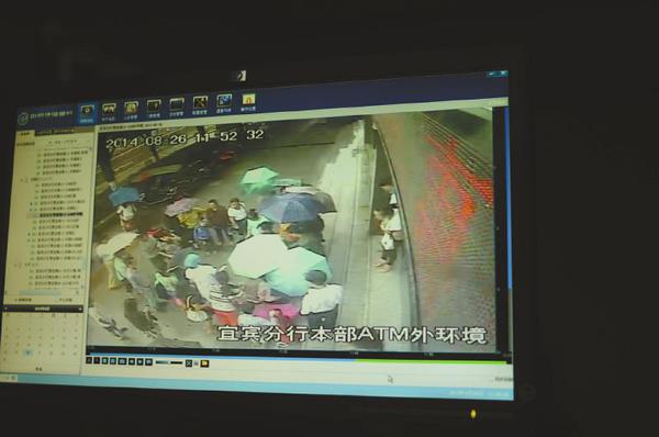 　路邊監控拍下的動人一幕。