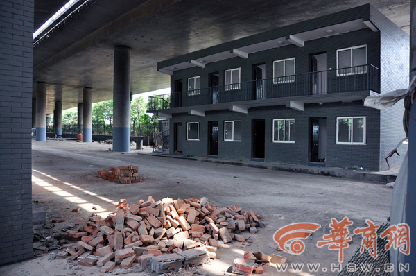 昨日，位于朱雀路和南三環十字向西100米的繞城高速橋下建起了二層小樓 華商報記者 張杰 攝