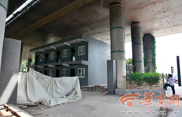 位于朱雀路和南三環十字向西100米的繞城高速橋下建起了二層小樓 華商報記者 張杰 攝
