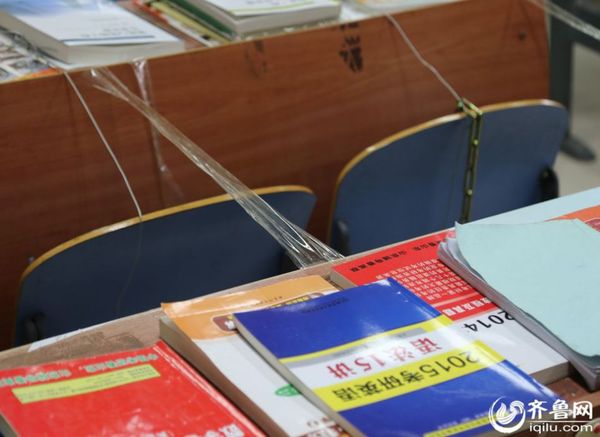 8月26日，濟南大學西校區(qū)考研自習室，座位已被搶占一空，書本成為考研族占座利器。