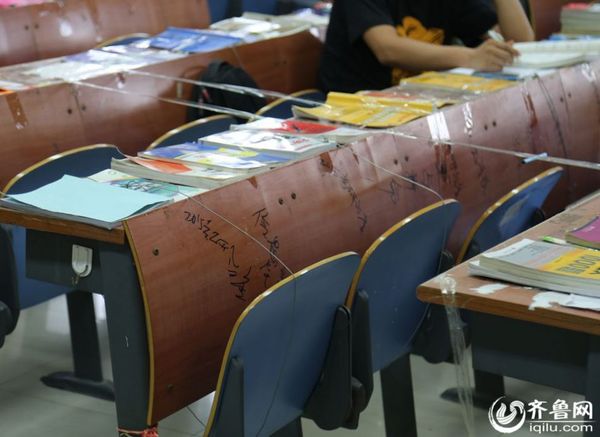 8月26日，濟(jì)南大學(xué)西校區(qū)考研自習(xí)室，座位已被搶占一空。圖為學(xué)生用膠帶、鐵絲、鐵鏈占座。