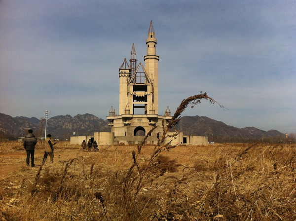 上世紀(jì)90年代在北京昌平區(qū)開始修建的北京沃德蘭游樂園耗資8000萬英鎊，初衷是打造成媲美迪士尼的樂園，每年吸引數(shù)百萬游客。但1998年因開發(fā)商與土地所有人產(chǎn)生矛盾暫停建設(shè)。