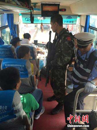 　　黑龍江延壽縣和尚志市出城車輛正在接受檢查。