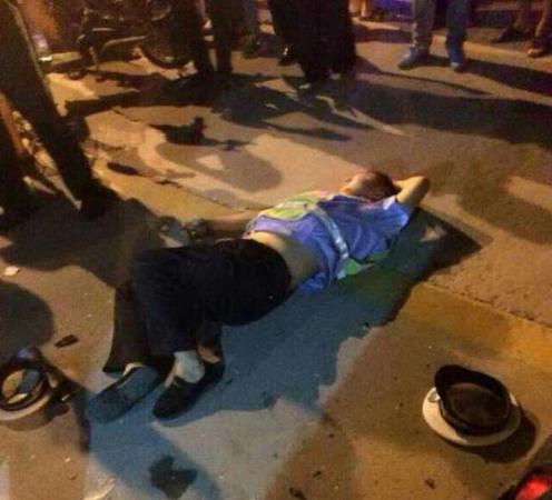 幾名協(xié)警躺在地上一動不動，其中一名協(xié)警躺在血泊中。