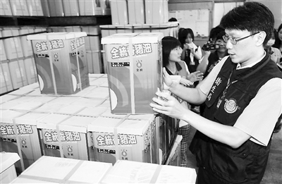 臺灣食品衛生監管部門搜查問題油。新華社發