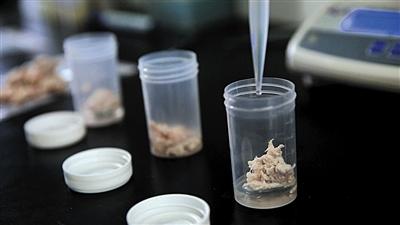 檢測人員在樣品中檢測出火堿及雙氧水殘留物。