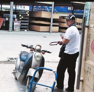 被吳良彩家人拍攝到的疑似“胖警官”
