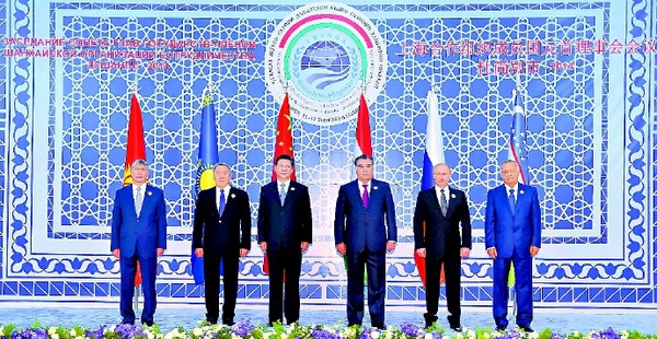 9月12日，上海合作組織成員國元首理事會(huì)第十四次會(huì)議在塔吉克斯坦首都杜尚別舉行。國家主席習(xí)近平出席會(huì)議并發(fā)表重要講話。這是與會(huì)成員國元首集體合影。 新華社記者李濤攝