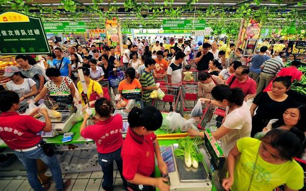 9月15日，海口市民在一家超市內(nèi)排隊買蔬菜、水果。新華社記者 郭程攝