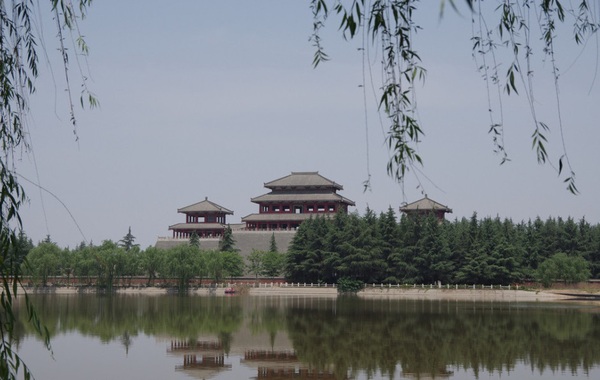 這個項目是拿到市規(guī)劃局的選址意見書、市計委的立項報告和市文物局的動工函，我們才租地開工的。”秦阿房宮旅游股份有限公司董事長雷應魁說，當時不僅為阿房宮景區(qū)辦過相應的手續(xù)，而且還是請陜西省文保中心設計的。