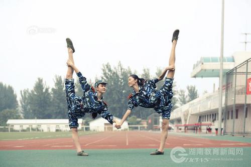 “經歷一番血淚苦，敢教自我換新顏;摸爬滾打鍛精兵，千錘百煉造英雄?！边@句話伴隨著2014級北京服裝學院服裝表演與品牌推廣新生兩周的軍訓生活。