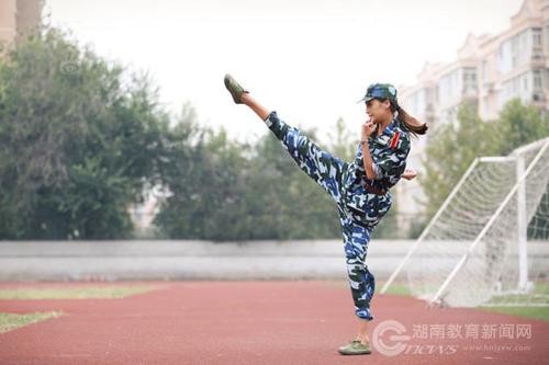 學生軍訓匯報：能文能舞空中大跳展柔美身姿。