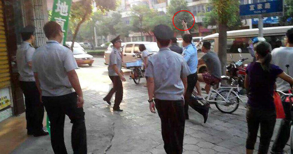 佛山一店主因不滿城管隊員拆除店鋪違法廣告，煙店老板持刀追砍城管隊員。所幸現場警察鳴槍制止，才未出現人員傷亡情況，而該煙店老板隨即被民警制服帶回荷城派出所協助調查。從高明城管執法分局了解到，此次為該局執法過程中首次遇到持刀暴力抗法情況。5