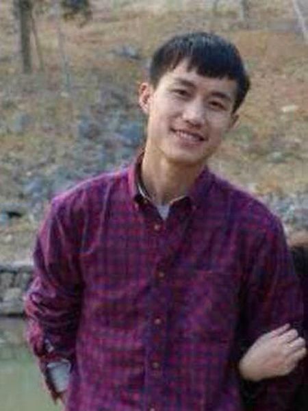 25日，江西南昌理工學(xué)院大三學(xué)生時子楓在小賣部買方便面時，暈倒猝死。