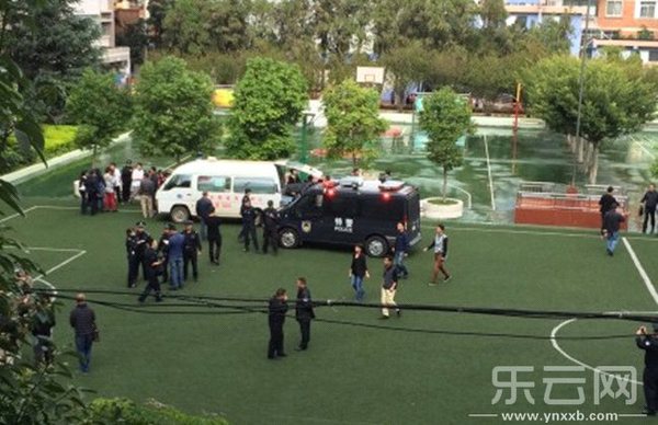 　事發現場位于明通小學午休樓，目前受傷學生已被送往延安醫院和紅會醫院。本報記者已趕往現場。