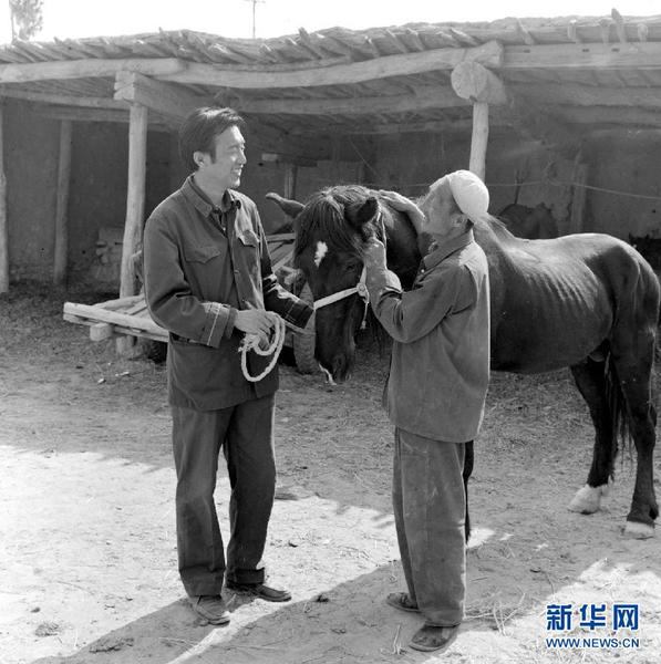 張賢亮（左）在寧夏回族自治區(qū)農(nóng)場(chǎng)體驗(yàn)生活，著手新的創(chuàng)作。