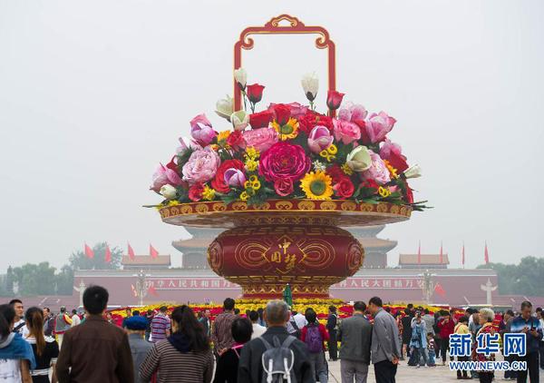 9月25日，游客在天安門廣場欣賞 “祝福祖國”花壇。當(dāng)日早晨6時(shí)起，天安門廣場國慶花籃及花壇完整亮相。 新華社記者 羅曉光 攝2