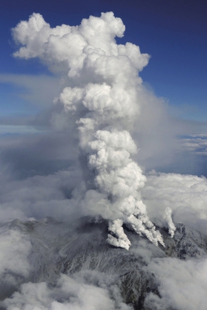 9月27日，位于日本長野和岐阜縣之間的御岳山噴出火山灰。新華社發