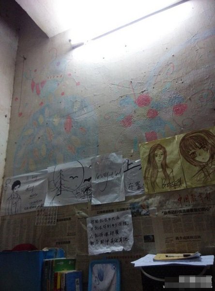 “伊人墻邊等紅杏”自己裝飾的墻面，她自嘲是“垃圾墻”。