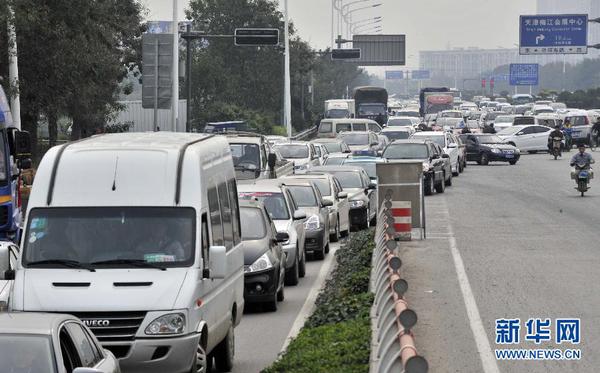 10月1日，車輛擁堵在天津外環線的路口上。當日是國慶長假第一天，人們紛紛探親訪友或出游，全國多地出現出行高峰。 新華社記者岳月偉攝