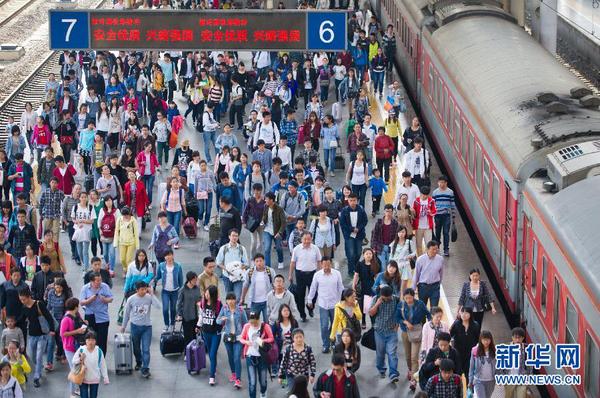10月1日拍攝的合肥火車站出行的旅客。據合肥火車站介紹，該站預計當天發送旅客16萬人次。