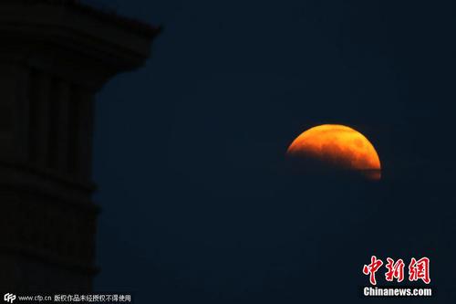 2014年10月8日晚，繼2011年12月10日之后，又一次觀測(cè)條件不錯(cuò)的月全食。天文專家表示，對(duì)于中國(guó)觀眾而言，這是今年唯一能觀測(cè)到的月全食現(xiàn)象，只要天氣晴朗，中國(guó)各地都能肉眼觀賞到這一壯觀天象。劉積舜 攝