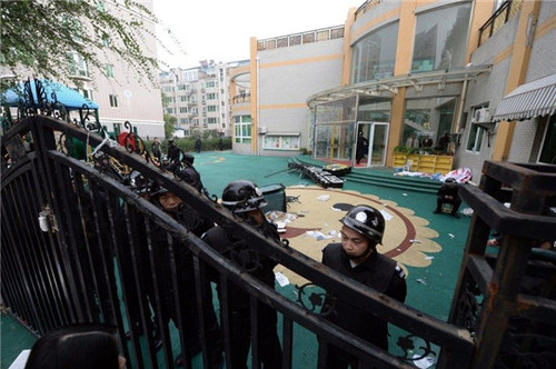 圖為幼兒園內(nèi)部被打砸。