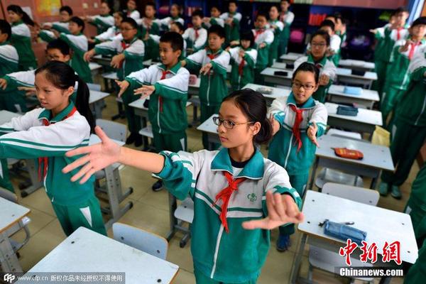 10月9日，北京持續(xù)霧霾，崇文小學的學生們在室內鍛煉。學生在室內跳“小蘋果”。 圖片來源：CFP視覺中國
