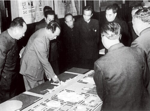 　1958年毛澤東等審查北京天安門(mén)廣場(chǎng)建設(shè)規(guī)劃模型。左起彭真、毛澤東、李富春、萬(wàn)里、周恩來(lái)