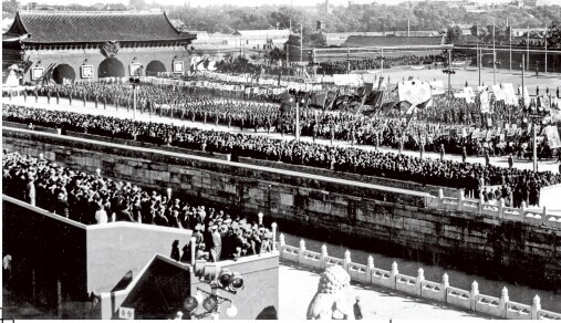 　1951年國(guó)慶節(jié)，首都學(xué)生隊(duì)伍經(jīng)過(guò)天安門(mén)廣場(chǎng)，圖中左側(cè)為天安左門(mén)