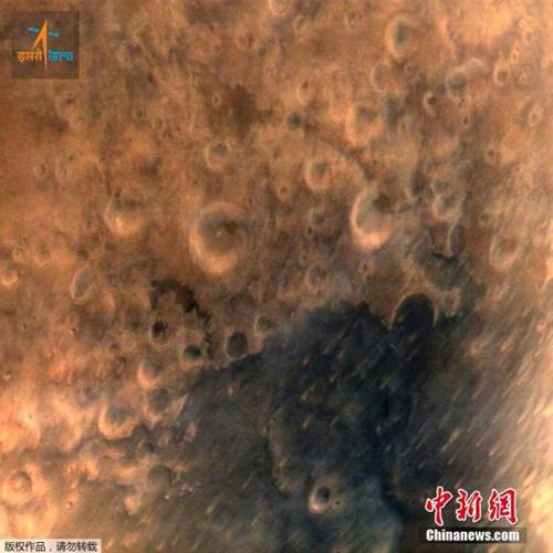 資料圖：當(dāng)?shù)貢r間9月25日，印度“曼加里安”號(Mangalyaan)火星探測器在7300千米高度傳回首張火星照片。印度首個火星探測器“曼加里安”號24日成功進入火星軌道。