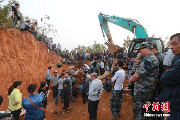 圖為人們在湖南省婁底市萬寶鎮(zhèn)群益村圍觀發(fā)現(xiàn)的古墓。