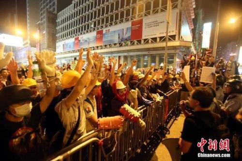 10月19日深夜，大批違法“占中”集會(huì)者通過網(wǎng)絡(luò)繼續(xù)集結(jié)旺角與警方對(duì)抗。中新社發(fā) 洪少葵 攝
