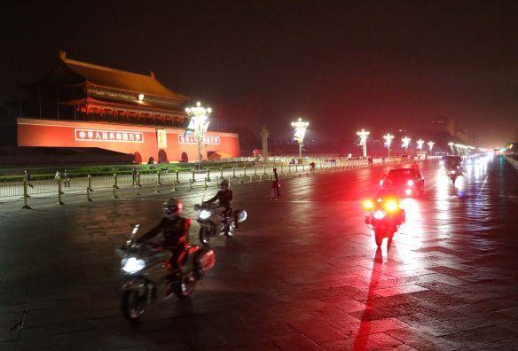 中國恢復來訪國賓車隊摩托車護衛(圖)