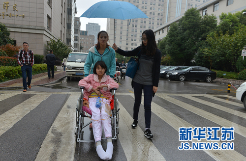 住院當天，路上下起了小雨，記者為她撐起了雨傘。