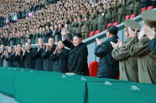 朝鮮最高領導人金正恩28日在改建翻修的五一體育場同平壤市民一起觀看了國家隊和月尾島隊的女足比賽。