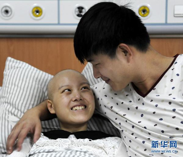 11月5日，于海寧（右）和范會(huì)香在病床上聊天。 新華社記者 李博 攝