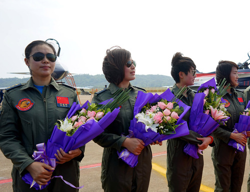 這是抵達珠海的空軍女飛行員（2014年11月5日攝）。
