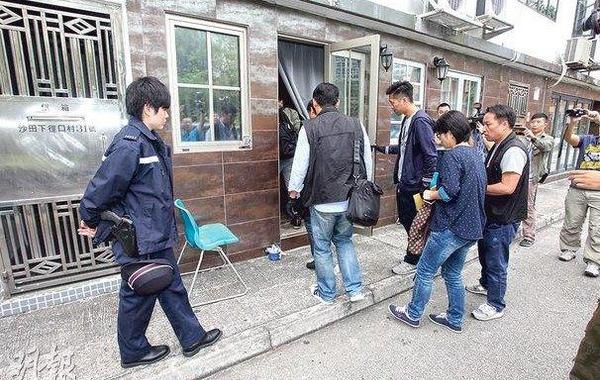內(nèi)地商人欠下約3億元賭債，與友人被押到一間村屋非法禁錮，事后大批重案組探員到屋內(nèi)調(diào)查。 香港明報(bào)圖