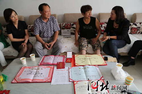 社會(huì)各界授予胡玉蘭的榮譽(yù)證書(shū)。資料圖片